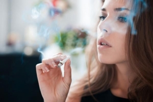 Come rimuovere l'odore di fumo dai vestiti senza lavarli?