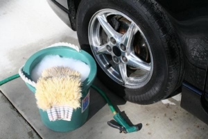 Come rimuovere le macchie di catrame dalla carrozzeria dell'auto