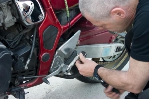 Come rimuovere il catalizzatore da una moto