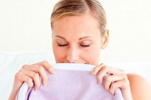 Come rimuovere l'odore di sudore dai vestiti?