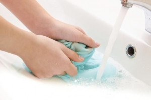 Come rimuovere le macchie di vomito dai vestiti