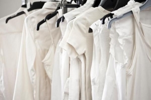 Come rimuovere le macchie gialle dai vestiti bianchi