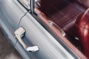 Come sbloccare un'auto quando le chiavi sono chiuse a chiave