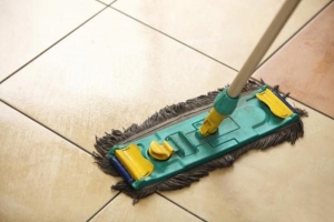 Come usare un mocio per un'efficace pulizia della casa