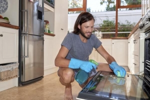 Come usare l'ammoniaca per pulire il forno?