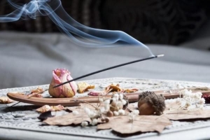 Come usare i bastoncini di incenso a casa?