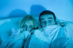 Giochi spaventosi da giocare con gli amici a un pigiama party