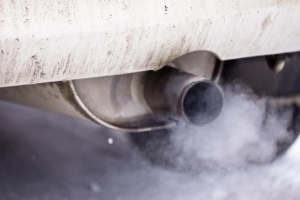 Cosa significa fumo bianco dallo scarico dell'auto??