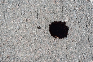 Cosa fare se la tua auto perde olio