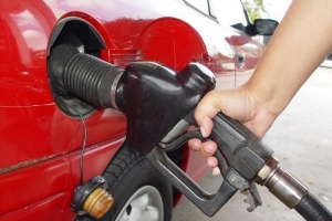 Cosa fare se la tua auto puzza di benzina