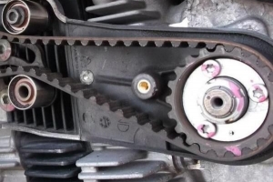 Quando dovrei cambiare la cinghia di distribuzione della mia auto?
